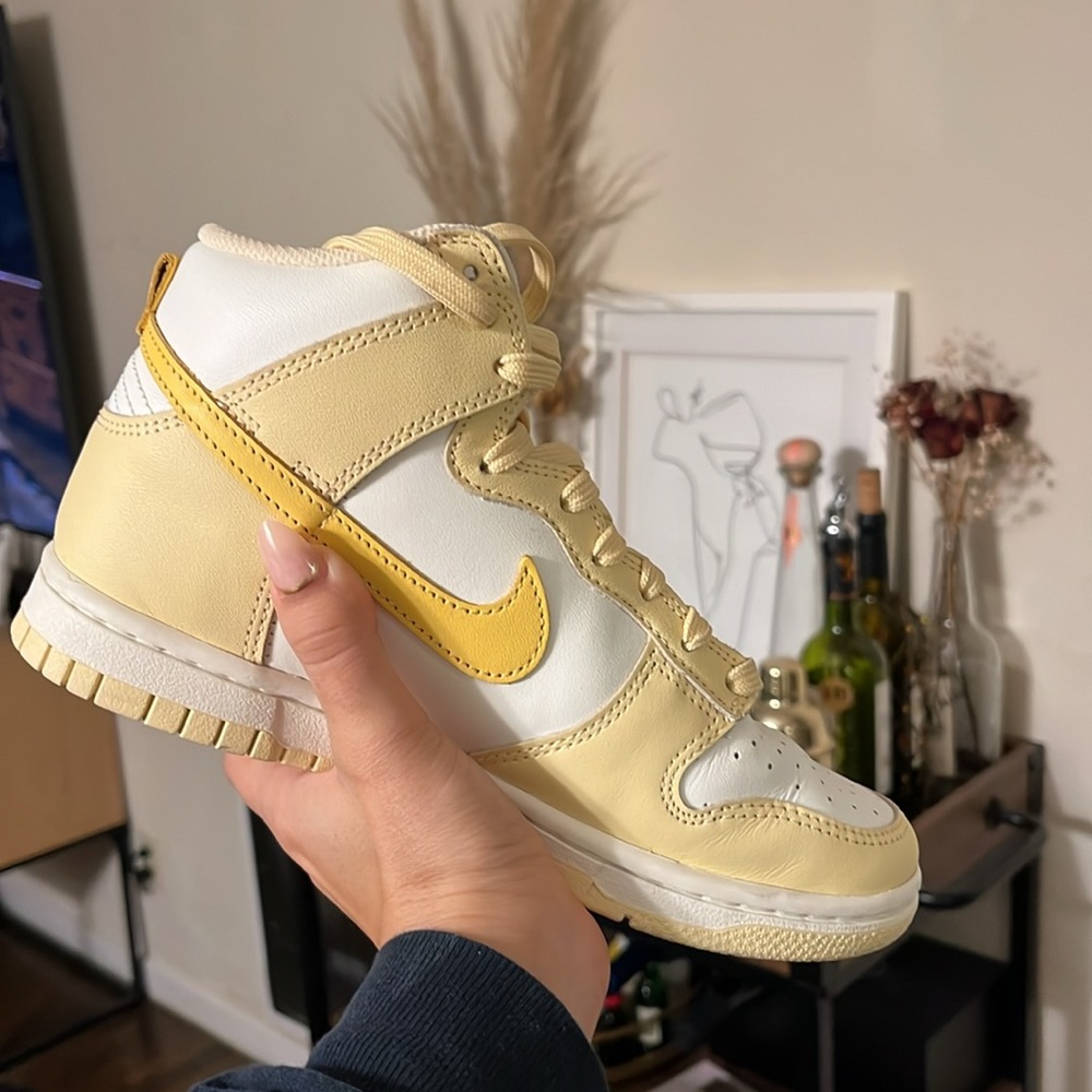 Dunk High Sneaker in Pale Vanilla, Topaz Gold, & Sail
